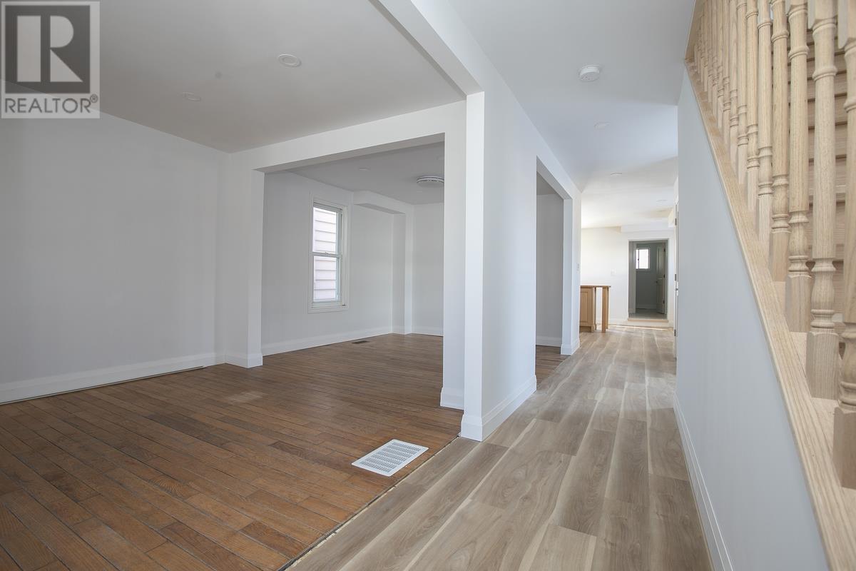 651 Queen St W, Sault Ste. Marie, Ontario  P6A 1B1 - Photo 3 - SM260650