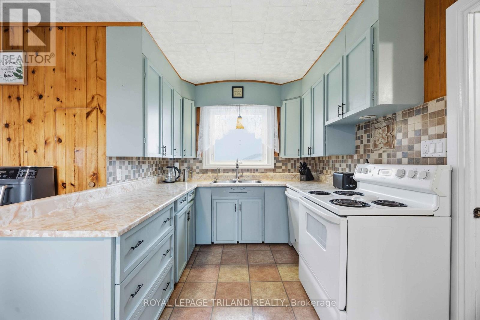 8376 Townsend Line, Lambton Shores, Ontario  N0M 1B0 - Photo 11 - X13008998