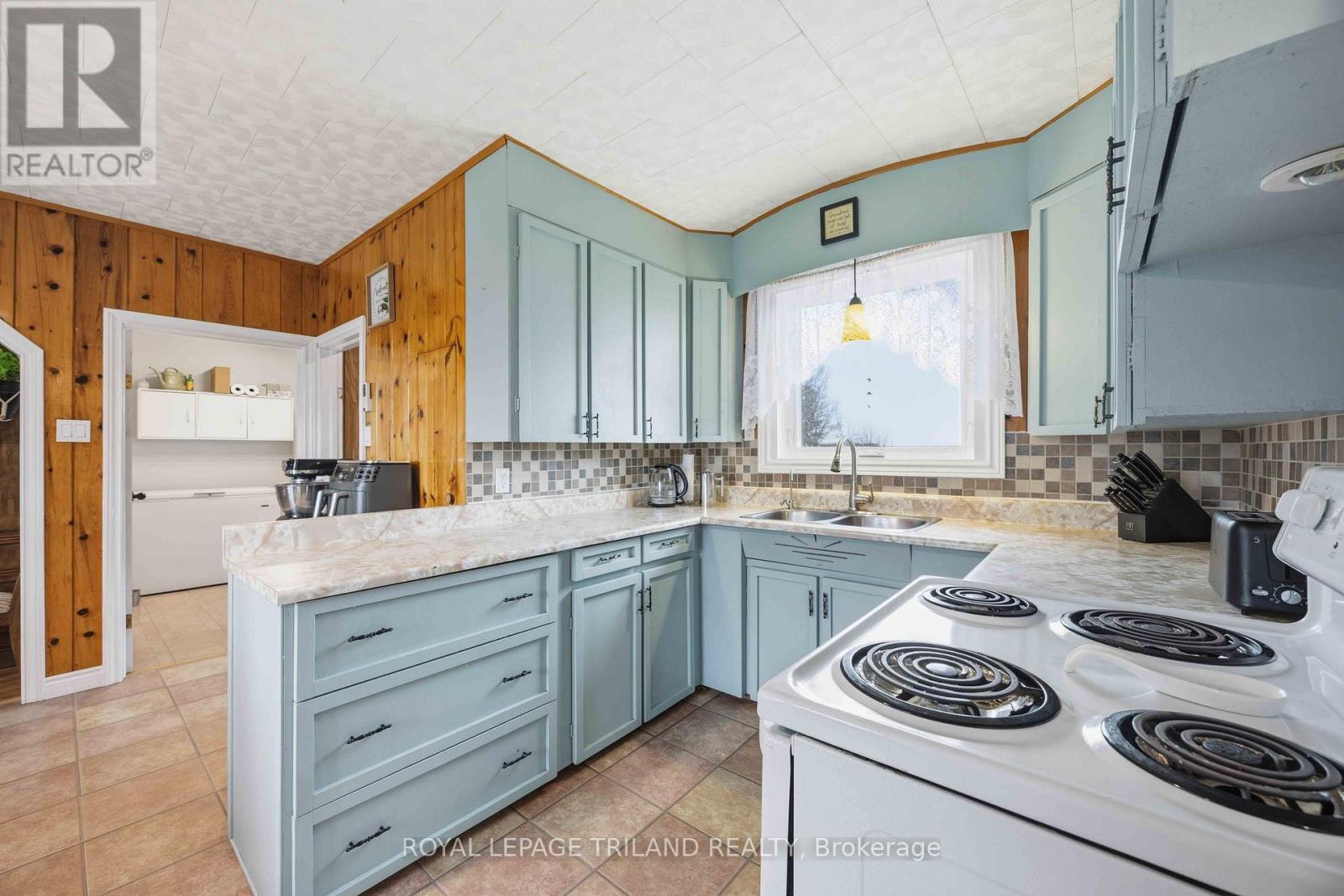 8376 Townsend Line, Lambton Shores, Ontario  N0M 1B0 - Photo 12 - X13008998