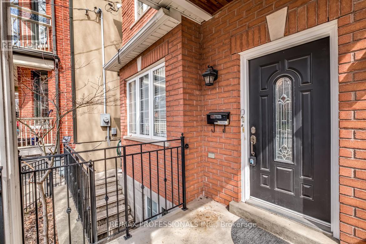 Upper - 213 Major Street, Toronto, Ontario  M5S 2L4 - Photo 2 - C13009172