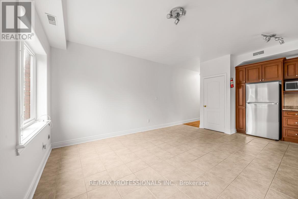 Upper - 213 Major Street, Toronto, Ontario  M5S 2L4 - Photo 8 - C13009172