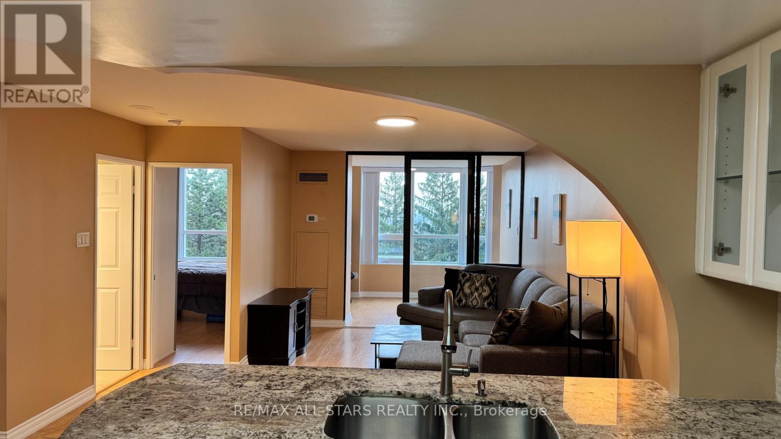 402 - 7601 Bathurst Street, Vaughan, Ontario  L4J 4H5 - Photo 3 - N13009182