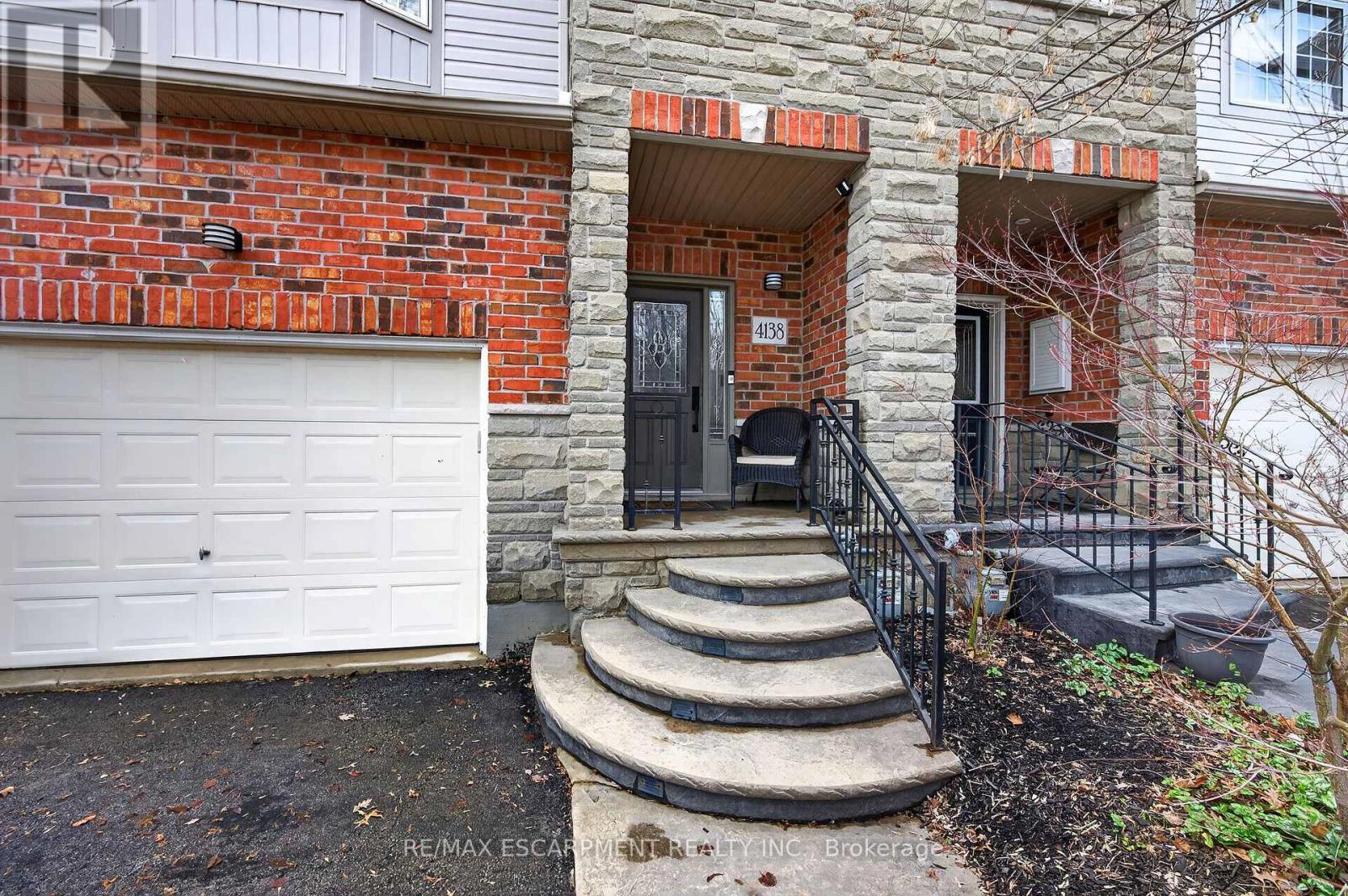 4138 Medland Drive, Burlington, Ontario  L7M 4Z8 - Photo 3 - W13009084