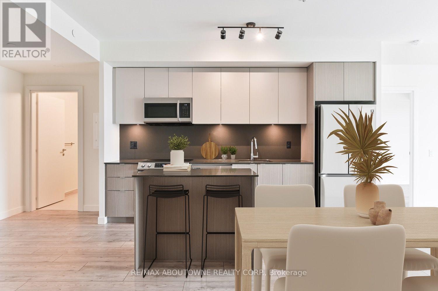 A1006 - 125 Bronte Road, Oakville, Ontario  L6L 0H1 - Photo 3 - W13009160