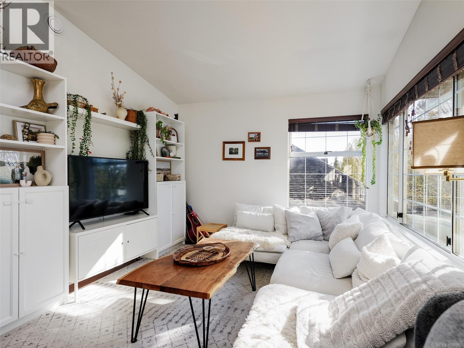 621 Pine St, Victoria, British Columbia  V9A 2Z9 - Photo 4 - 1030983