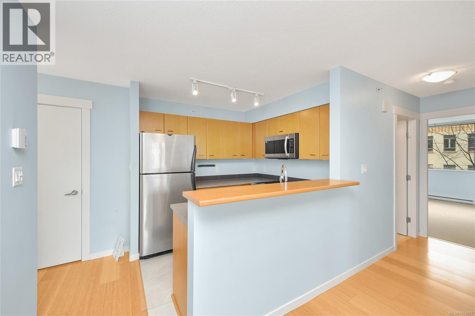 405 751 Fairfield Rd, Victoria, British Columbia  V8T 1C8 - Photo 2 - 1024837