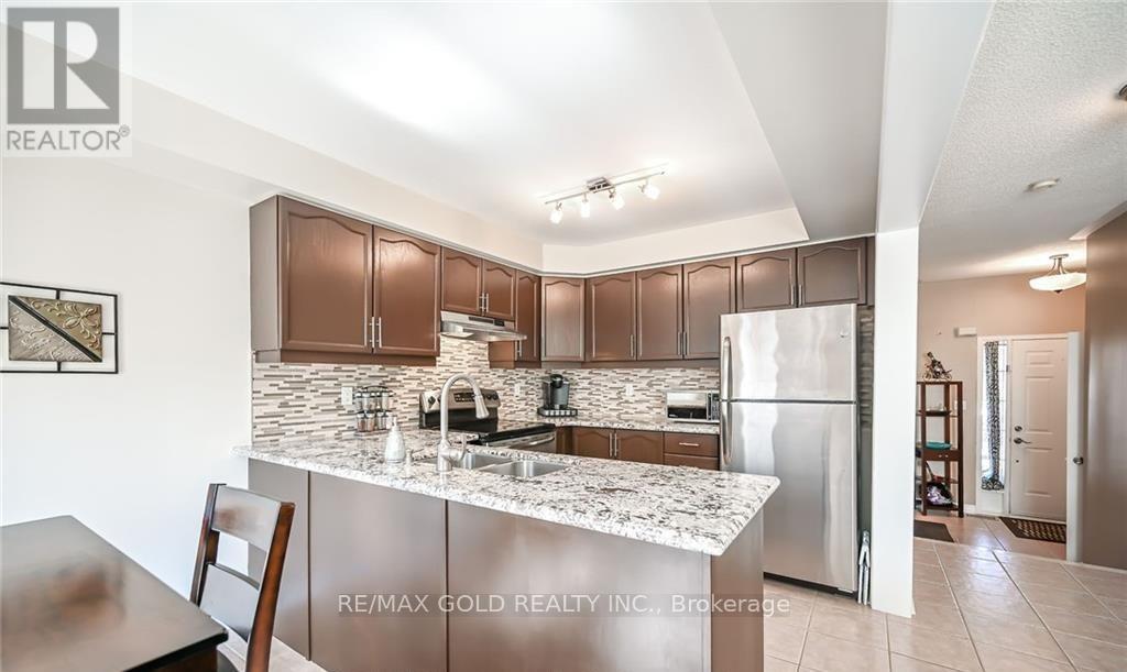 31 Mistdale Crescent, Brampton (Fletcher's Meadow), Ontario  L7A 1S2 - Photo 2 - W13009036