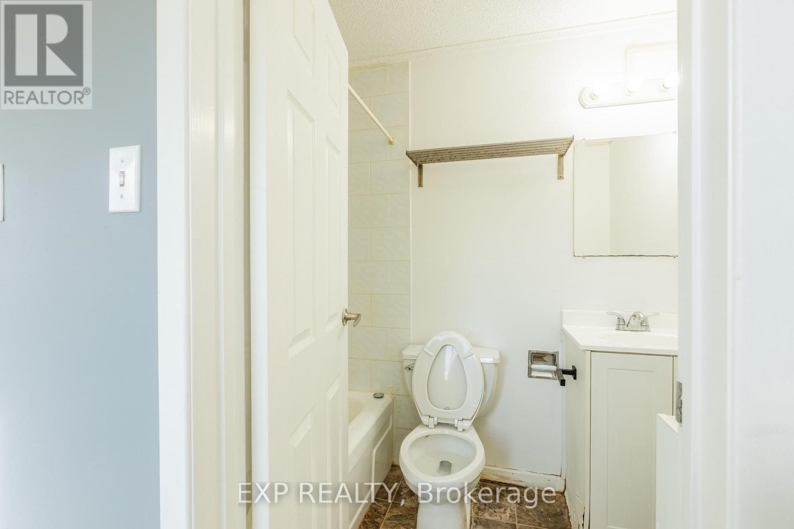 102 - 121 University Avenue E, Waterloo, Ontario  N2J 4J1 - Photo 5 - X12999526