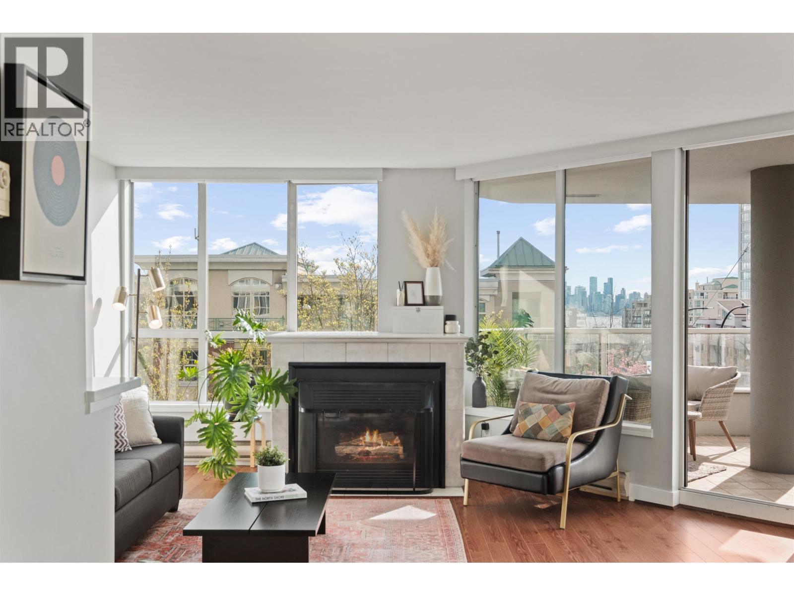 303 408 LONSDALE AVENUE, North Vancouver, British Columbia