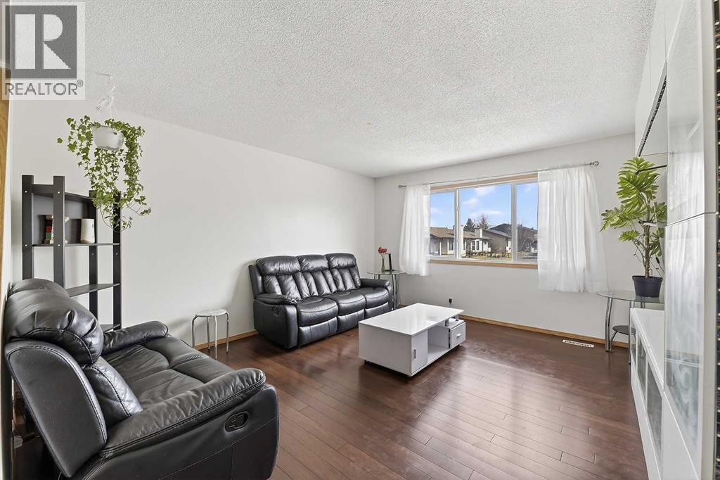 533 Summerwood Place SE, Airdrie, Alberta  T4B 1W9 - Photo 3 - A2301866