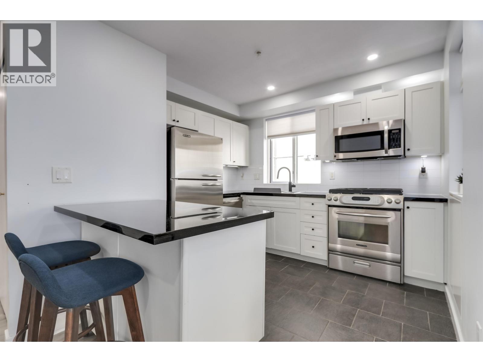 302 122 E 3rd Street, North Vancouver, British Columbia  V7L 1E6 - Photo 4 - R3095924