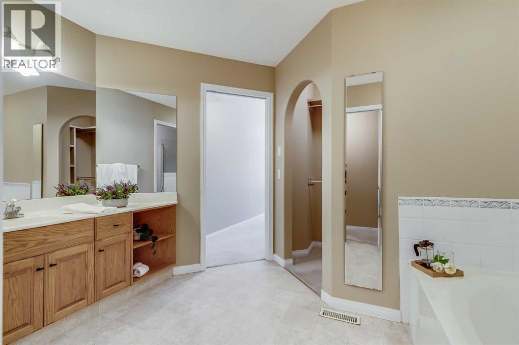 17 Rocky Ridge Villas NW, Calgary, Alberta  T3G 4R2 - Photo 21 - A2298839