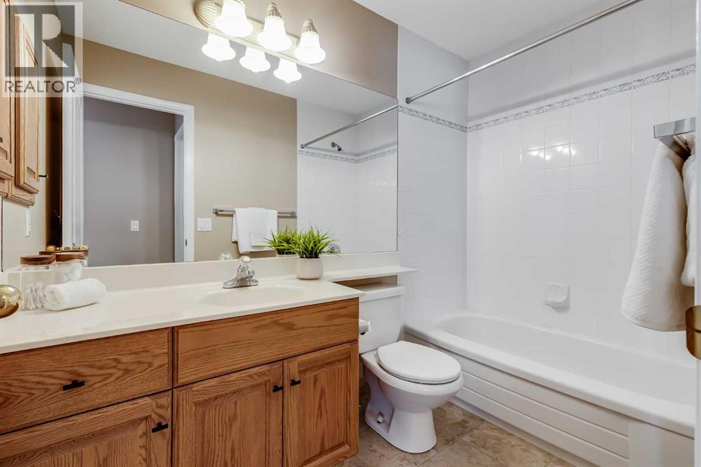 17 Rocky Ridge Villas NW, Calgary, Alberta  T3G 4R2 - Photo 8 - A2298839