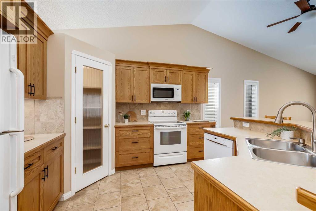 17 Rocky Ridge Villas NW, Calgary, Alberta  T3G 4R2 - Photo 13 - A2298839