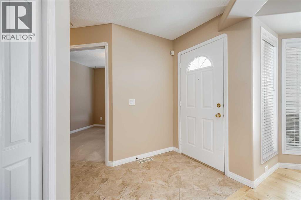 17 Rocky Ridge Villas NW, Calgary, Alberta  T3G 4R2 - Photo 2 - A2298839