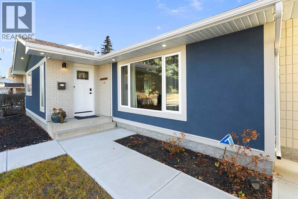 224 Silverview Way NW, Calgary, Alberta  T3B 3K3 - Photo 2 - A2298370