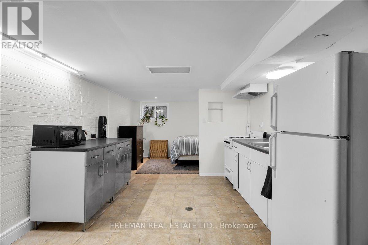 119 Barton Avenue, Toronto, Ontario  M6G 1P8 - Photo 28 - C13009344