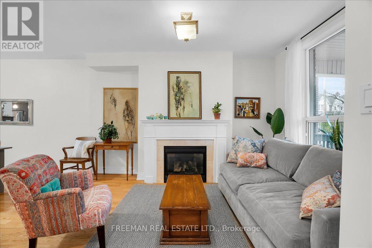 119 Barton Avenue, Toronto, Ontario  M6G 1P8 - Photo 4 - C13009344