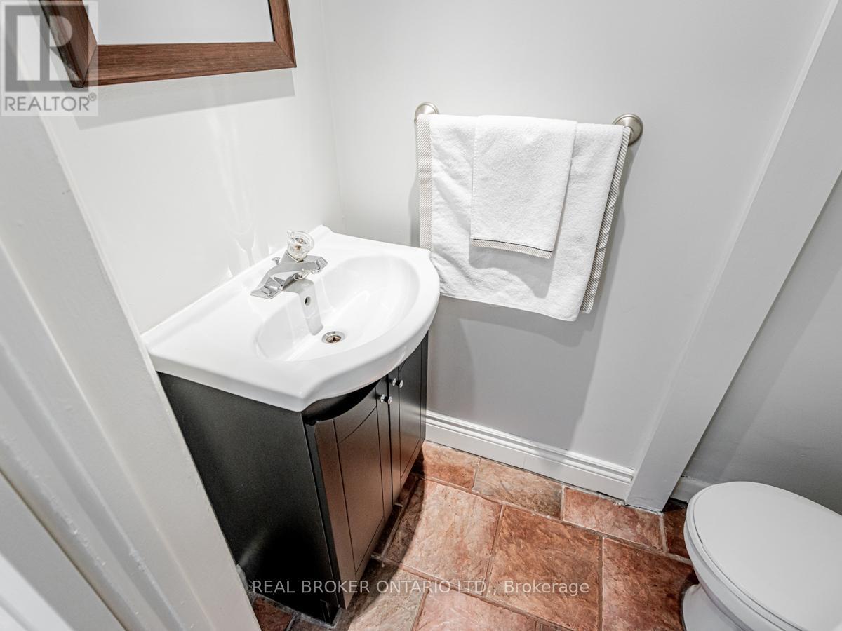 17 Redwing Place, Toronto, Ontario  M3C 2A7 - Photo 4 - C13009384