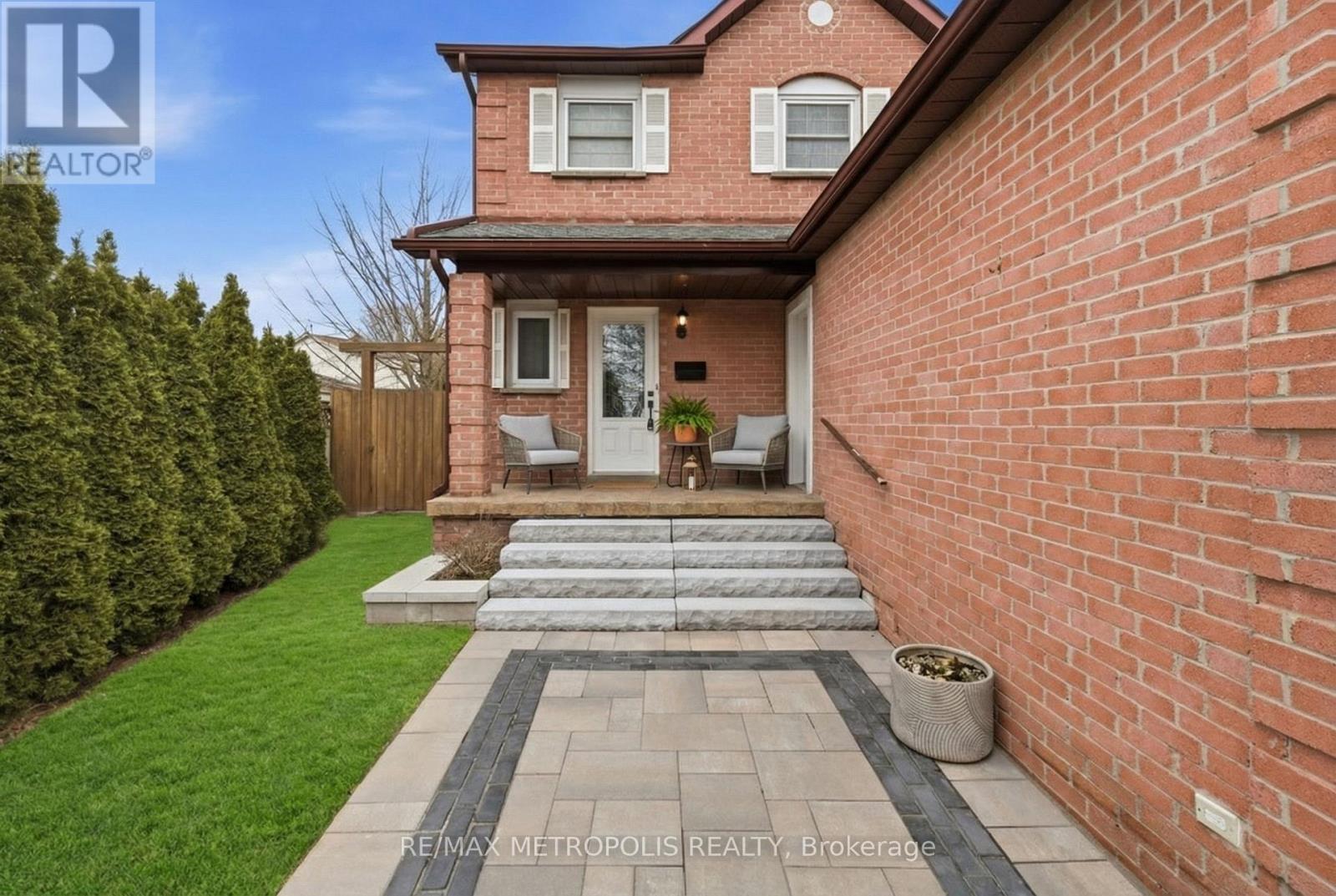 700 Mountjoy Court, Oshawa, Ontario  L1K 1W8 - Photo 2 - E13009436