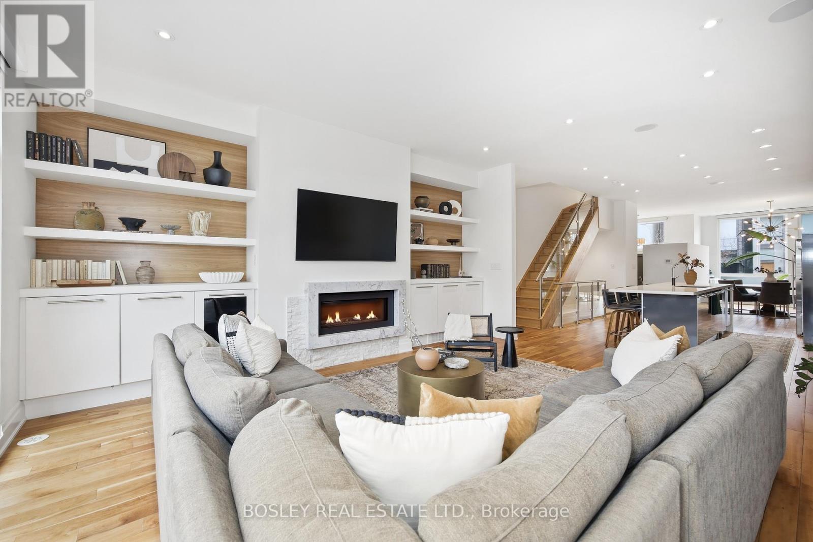 17 Vince Avenue, Toronto, Ontario  M4L 0A6 - Photo 4 - E13009442