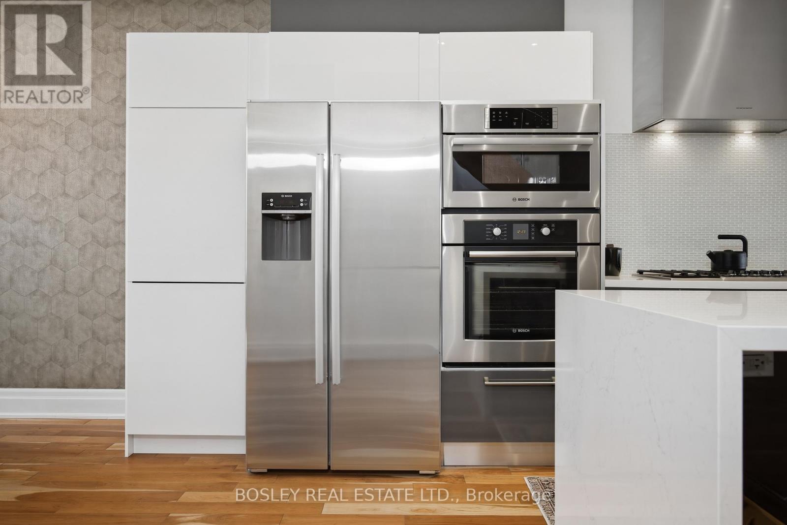 17 Vince Avenue, Toronto, Ontario  M4L 0A6 - Photo 8 - E13009442