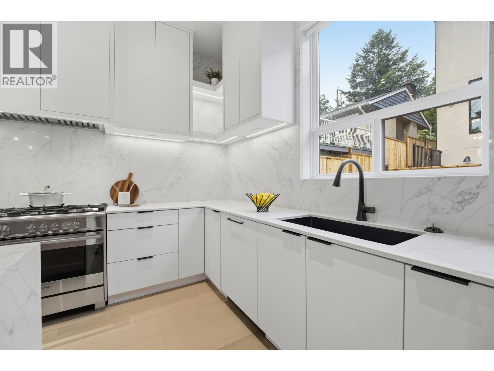 4 6070 Elgin Avenue, Burnaby, British Columbia  V0V 0V0 - Photo 4 - R3111253