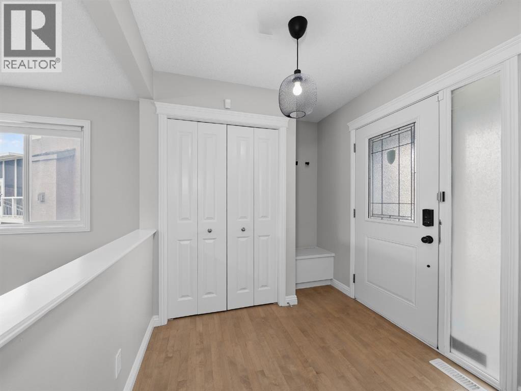 40 Everwillow Park SW, Calgary, Alberta  T2Y 5C5 - Photo 3 - A2296699