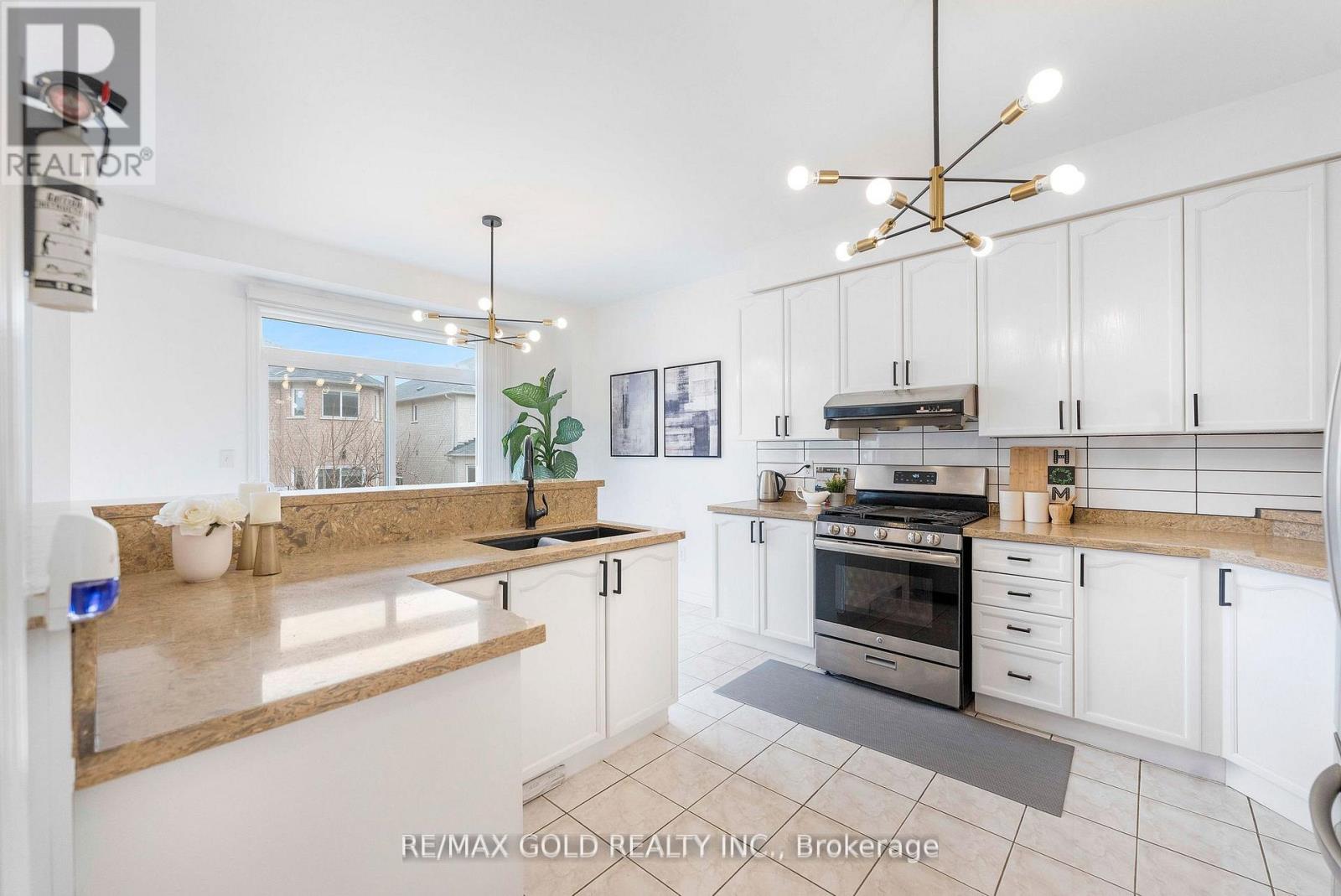 23 Pathmaster Road, Brampton, Ontario  L6P 2G8 - Photo 7 - W13009456