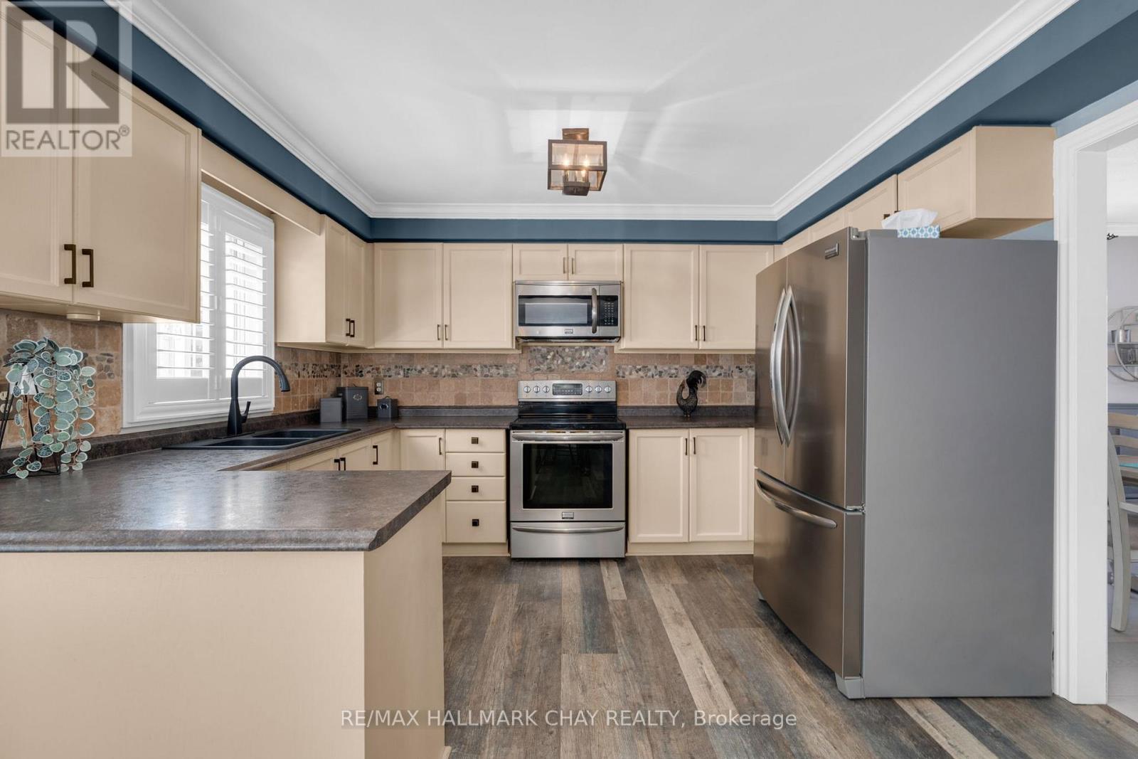 12 Muir Drive, Barrie, Ontario  L4N 0H9 - Photo 8 - S12900520