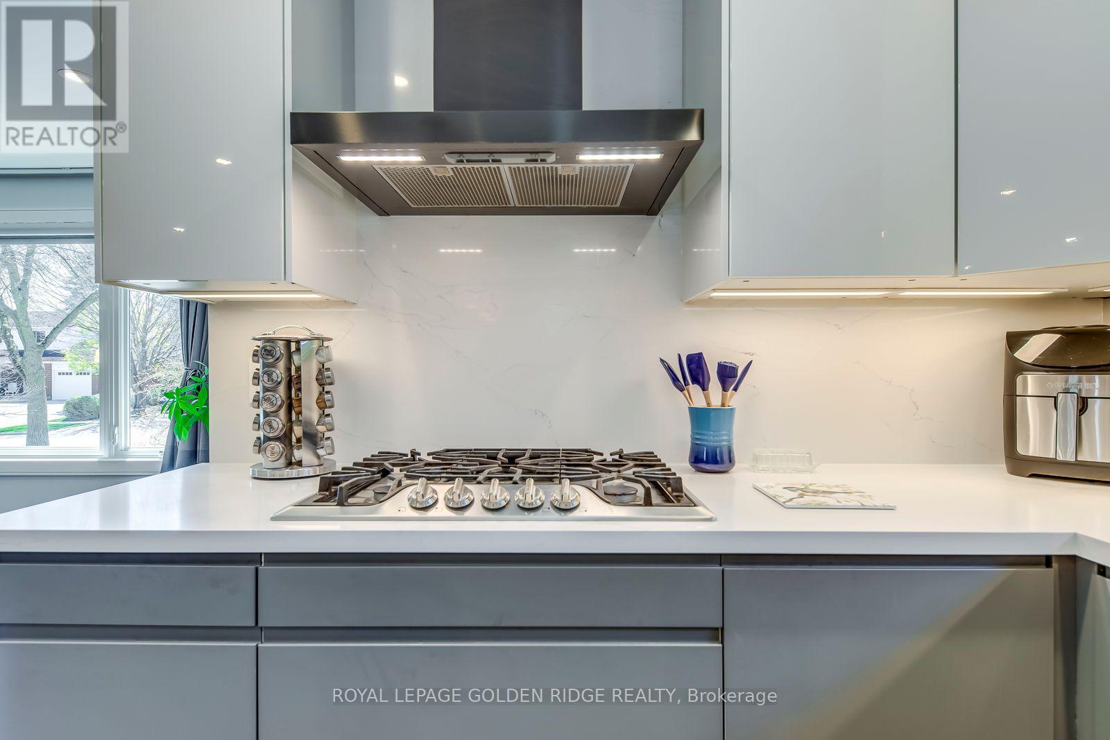 2220 Elmhurst Avenue, Oakville, Ontario  L6J 5G7 - Photo 8 - W13009556