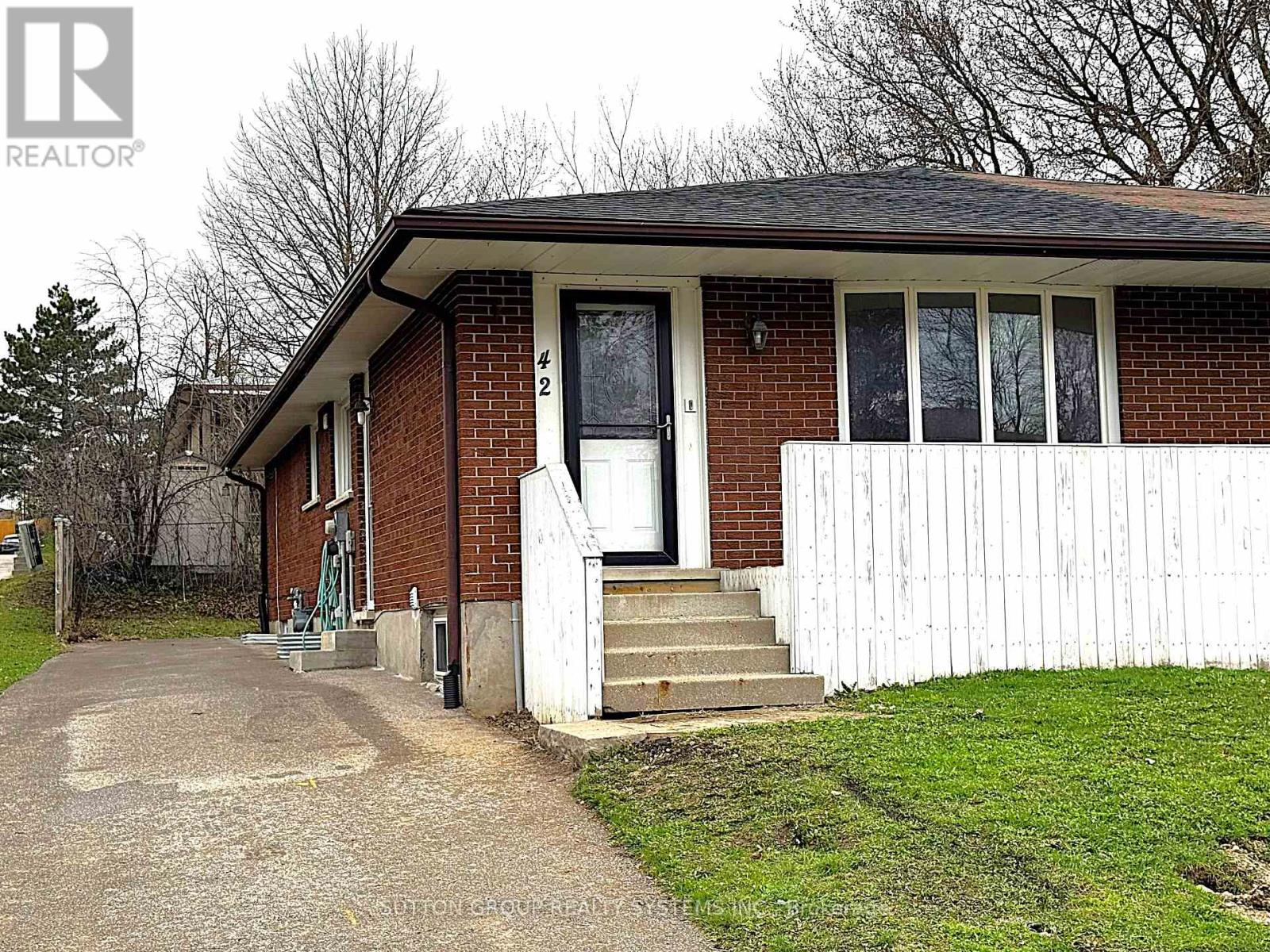 42 Ingleside Drive, Kitchener, Ontario  N2M 2G8 - Photo 2 - X13009558