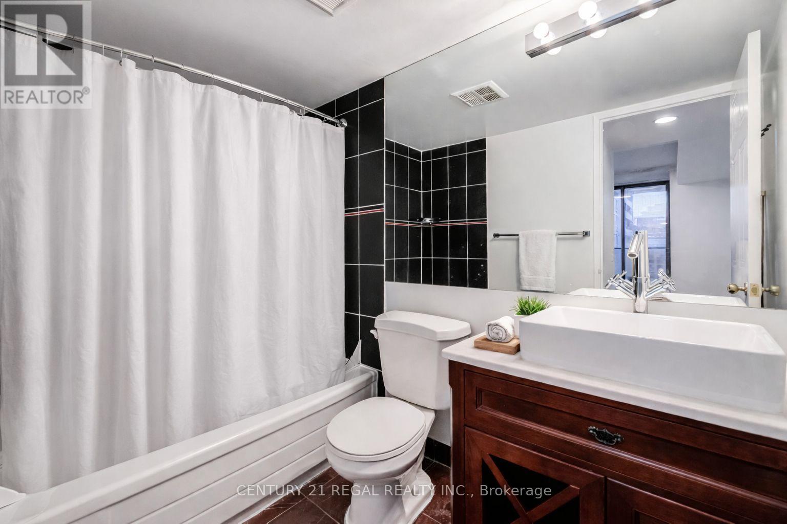 1803 - 750 Bay Street, Toronto, Ontario  M5G 1N6 - Photo 19 - C12912348
