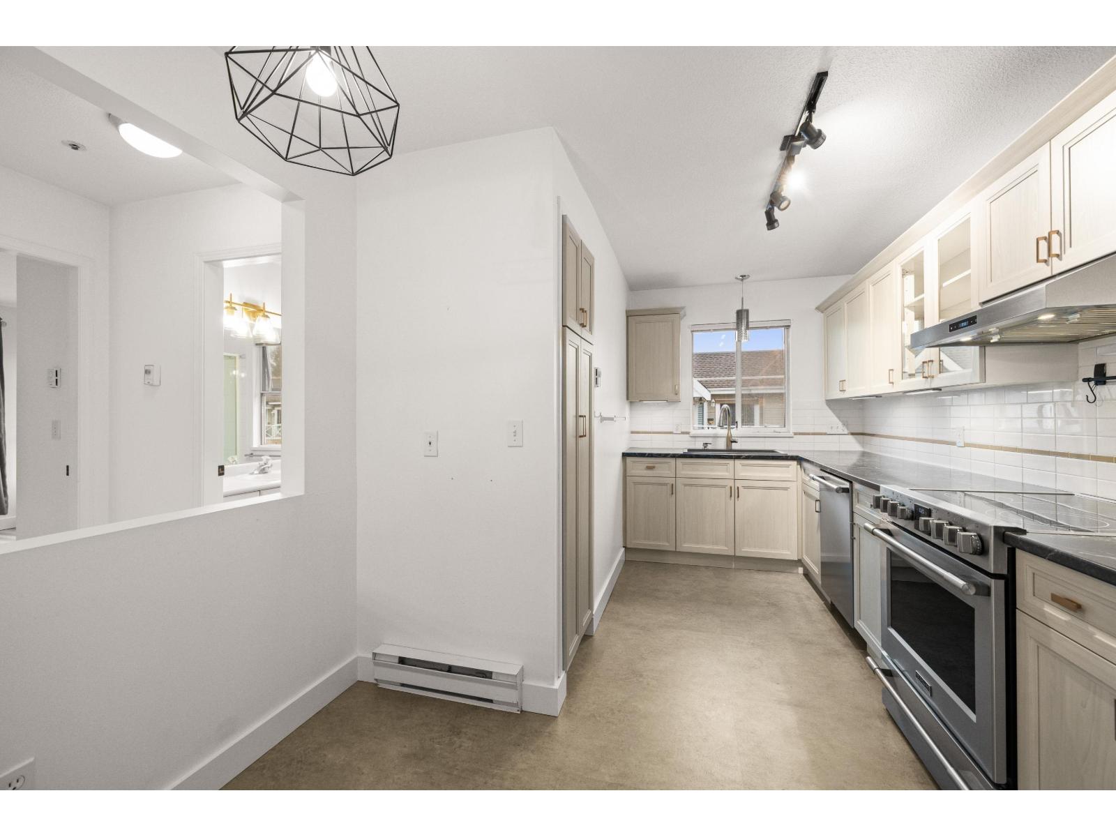 302 5556 201a Street, Langley, British Columbia  V3A 8K5 - Photo 3 - R3111862