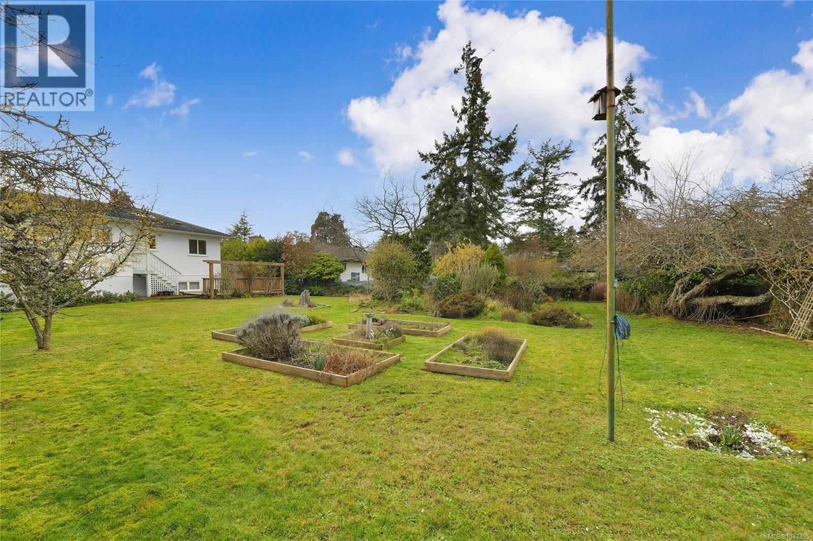 2218 Edgelow St, Saanich, British Columbia  V8N 1R5 - Photo 32 - 1032395