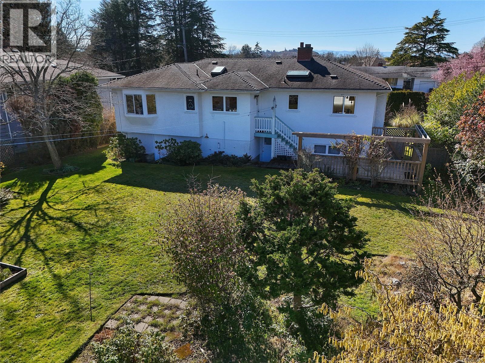 2218 Edgelow St, Saanich, British Columbia  V8N 1R5 - Photo 47 - 1032395