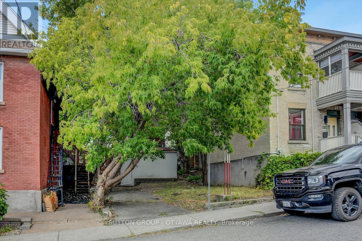 <h3>$349,900</h3><p>133 Eccles Street, Ottawa, Ontario</p>