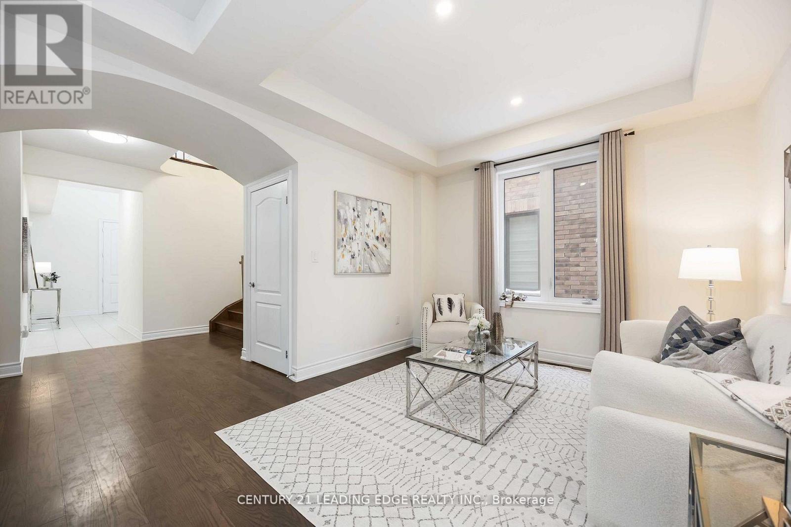 689 Somerville Drive, Newmarket, Ontario  L3X 0J9 - Photo 4 - N13009730