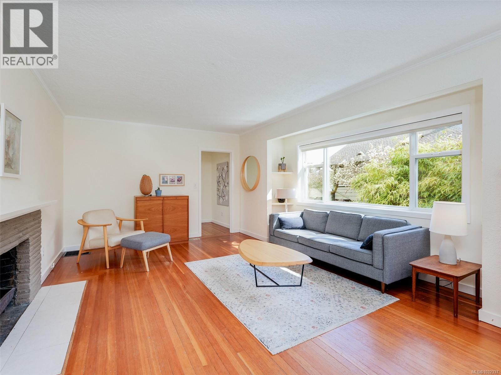 945 Falkland Rd, Oak Bay, British Columbia  V8S 4M1 - Photo 2 - 1032337