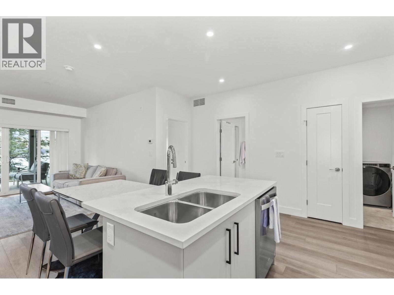 3434 Mckinley Beach Drive Unit# 302, Kelowna, British Columbia  V1V 2R1 - Photo 6 - 10383835