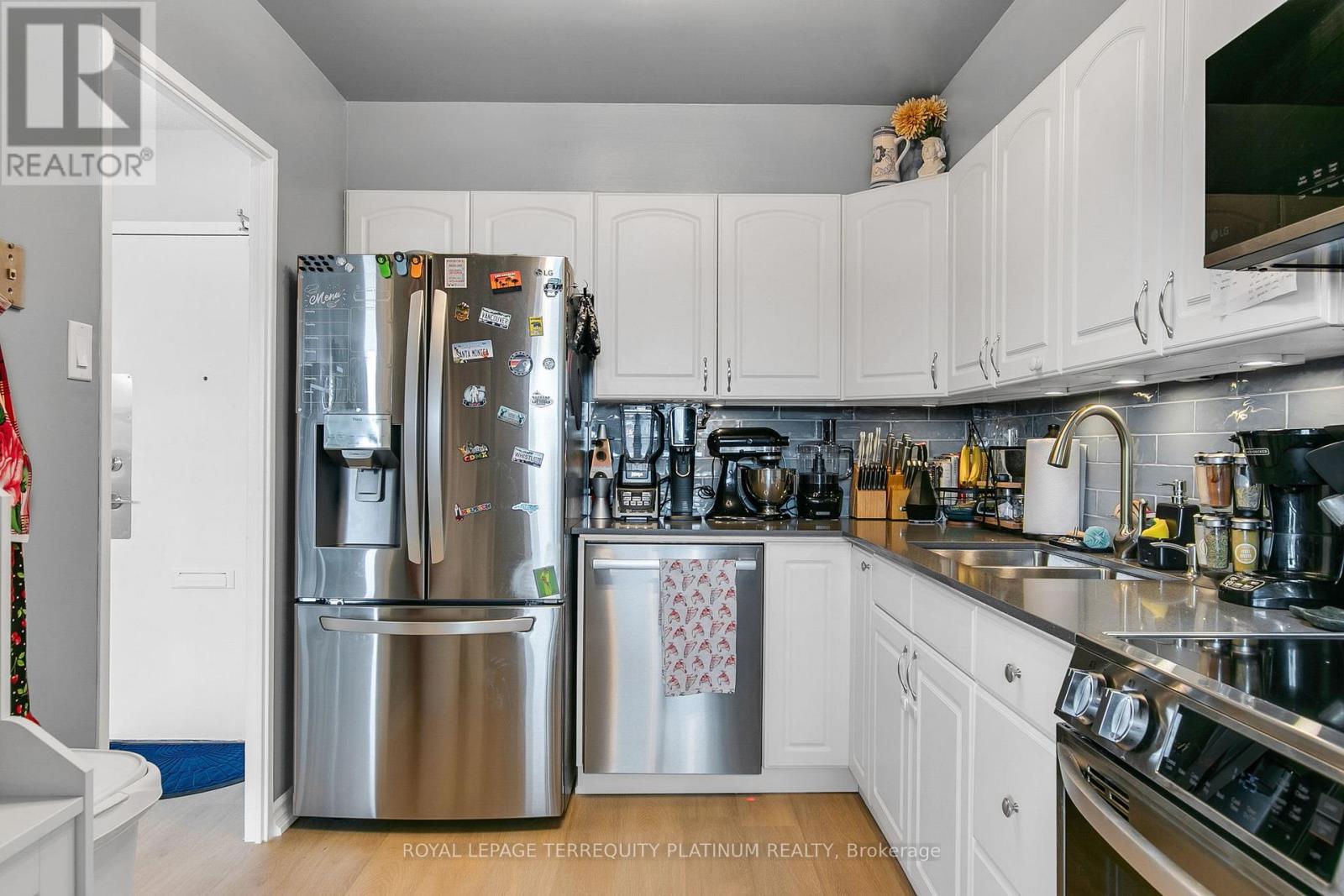 1517 - 551 The West Mall, Toronto, Ontario  M9C 1G7 - Photo 9 - W13009958