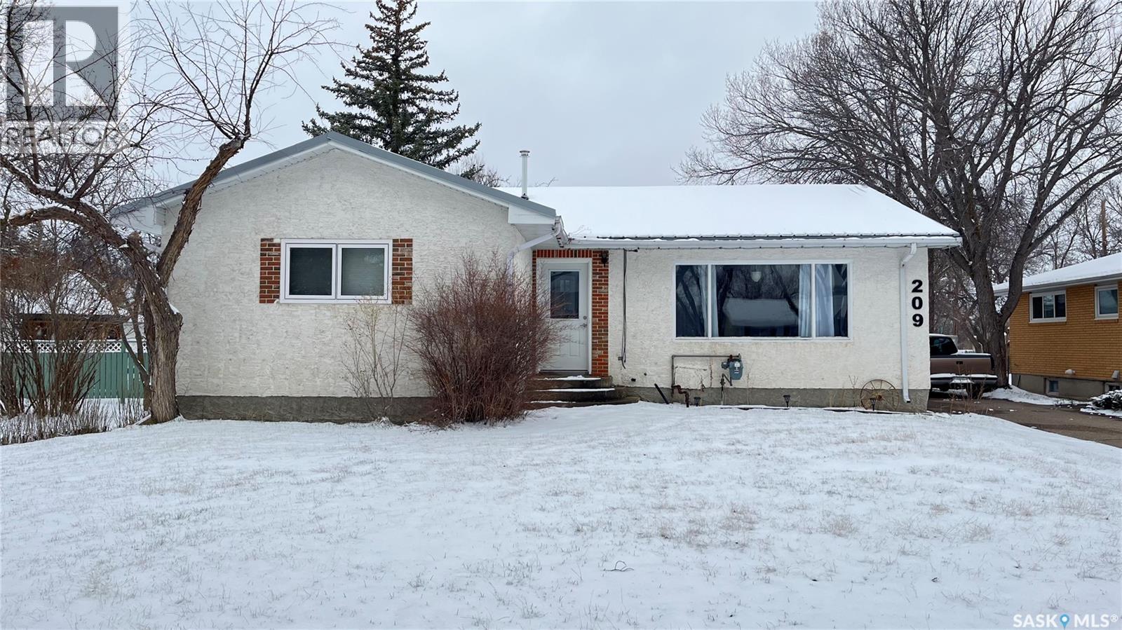 209 Hood Street, Maple Creek, Saskatchewan  S0N 1N0 - Photo 1 - SK033188