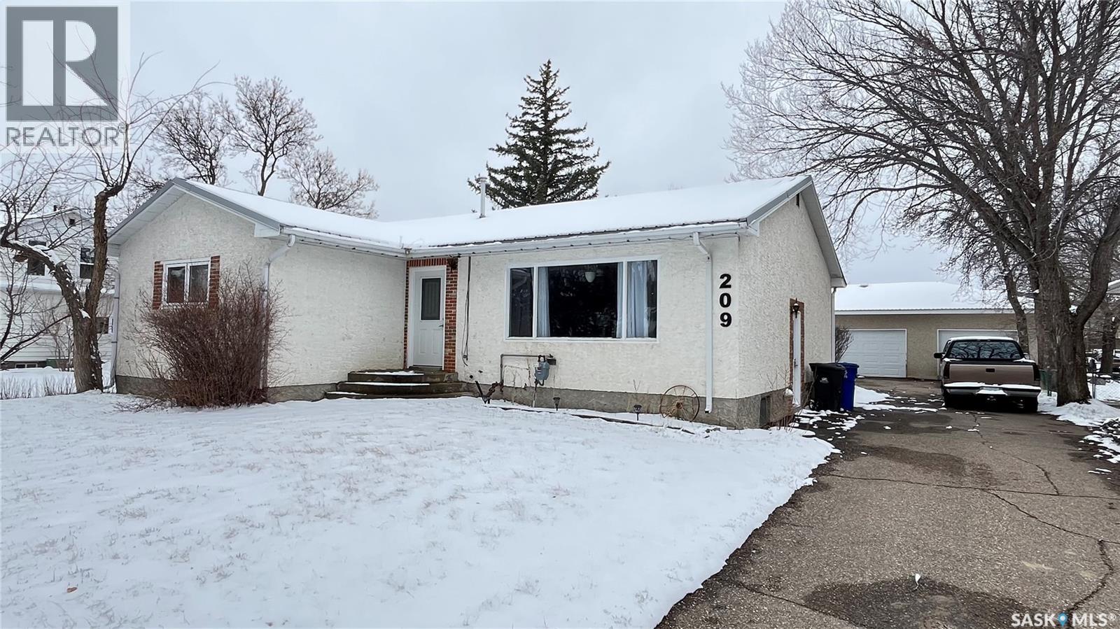 209 Hood Street, Maple Creek, Saskatchewan  S0N 1N0 - Photo 2 - SK033188