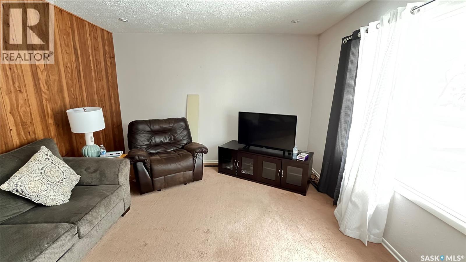 209 Hood Street, Maple Creek, Saskatchewan  S0N 1N0 - Photo 8 - SK033188