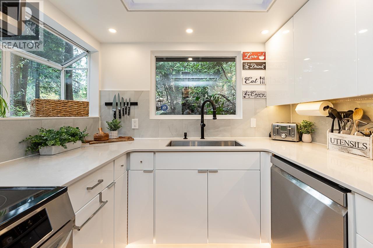 3398 William Avenue, North Vancouver, British Columbia  V7K 2Z6 - Photo 9 - R3112603