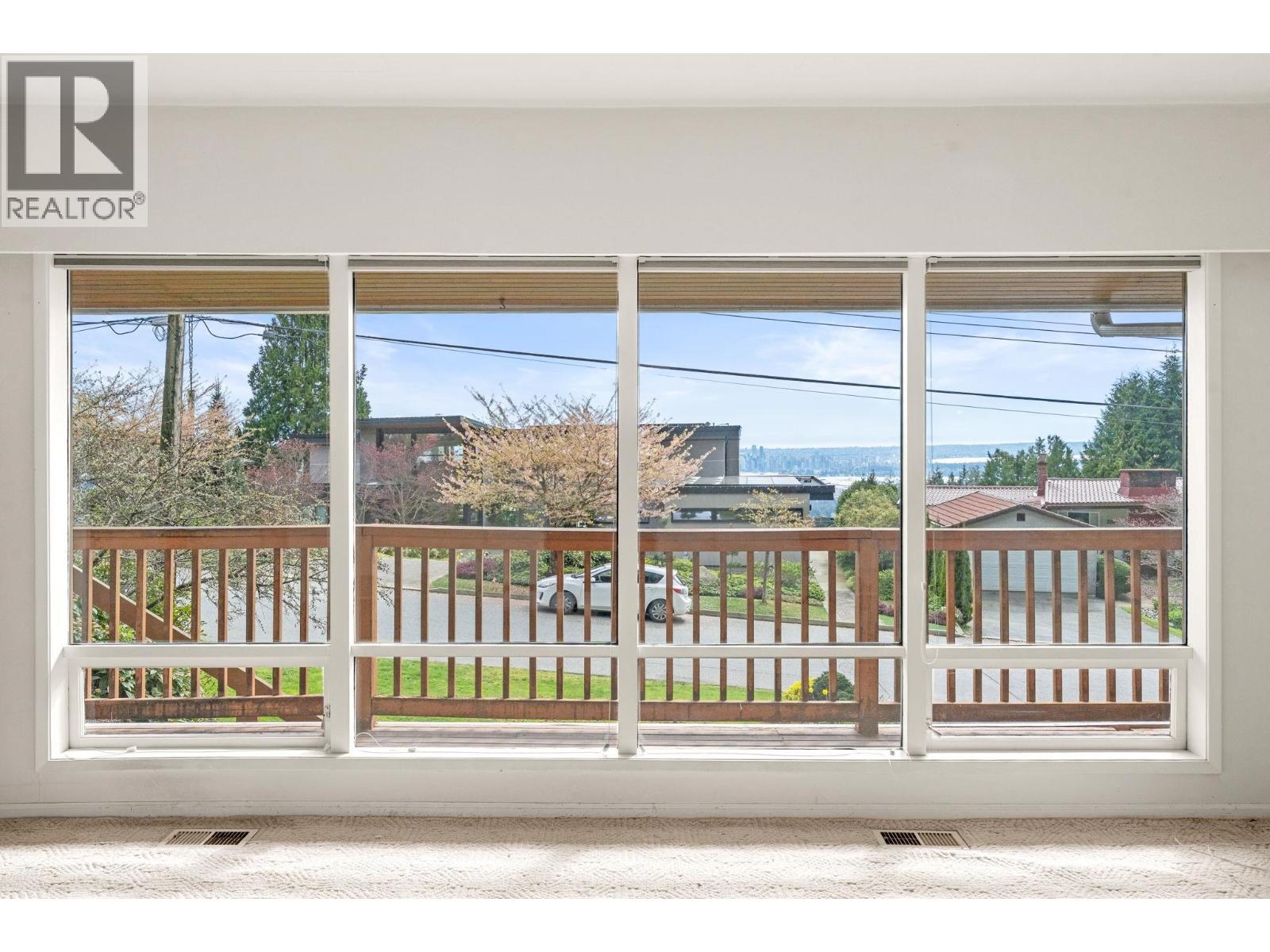 234 Rondoval Crescent, North Vancouver, British Columbia  V7N 2W7 - Photo 10 - R3112615