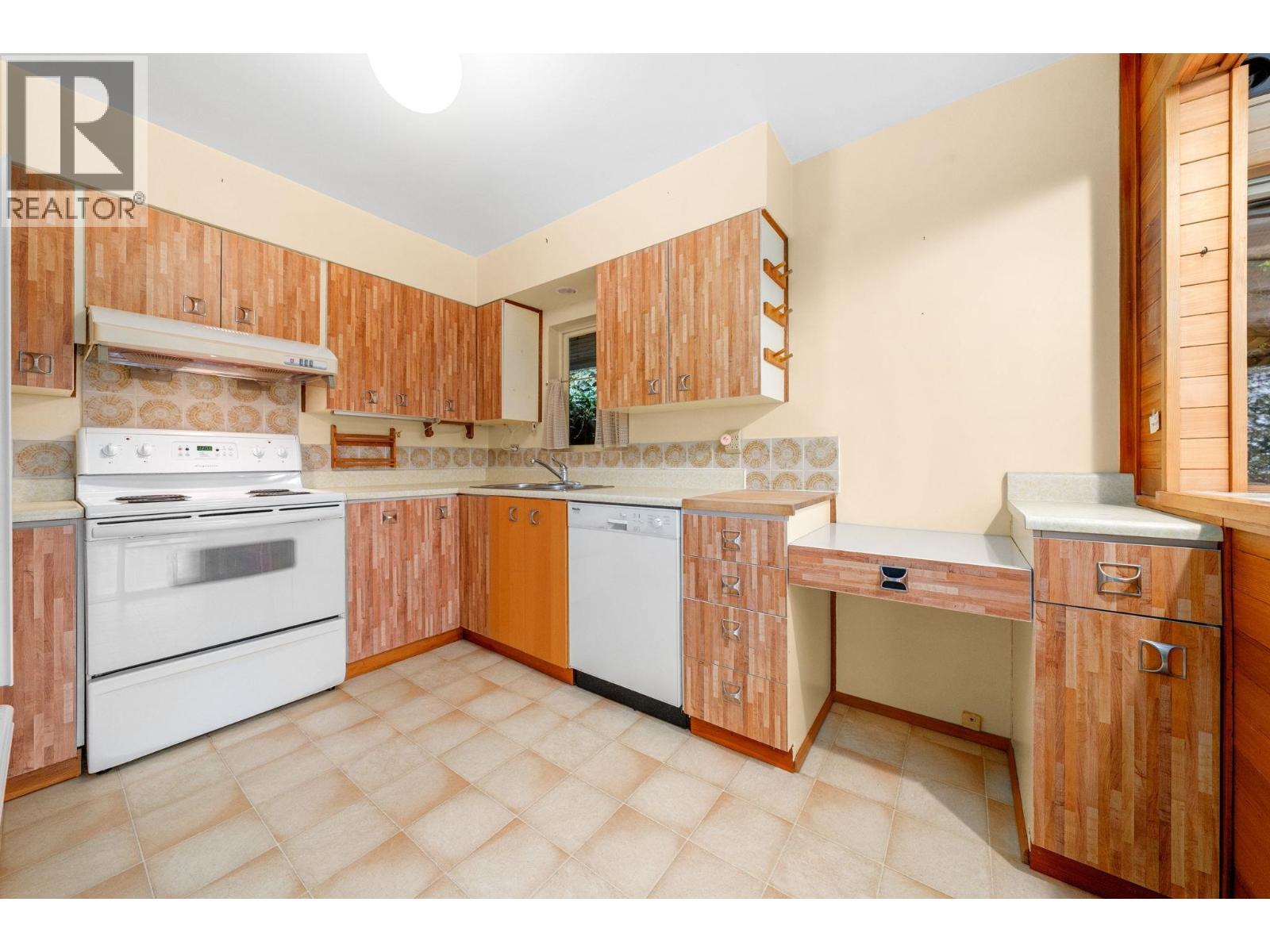 234 Rondoval Crescent, North Vancouver, British Columbia  V7N 2W7 - Photo 15 - R3112615