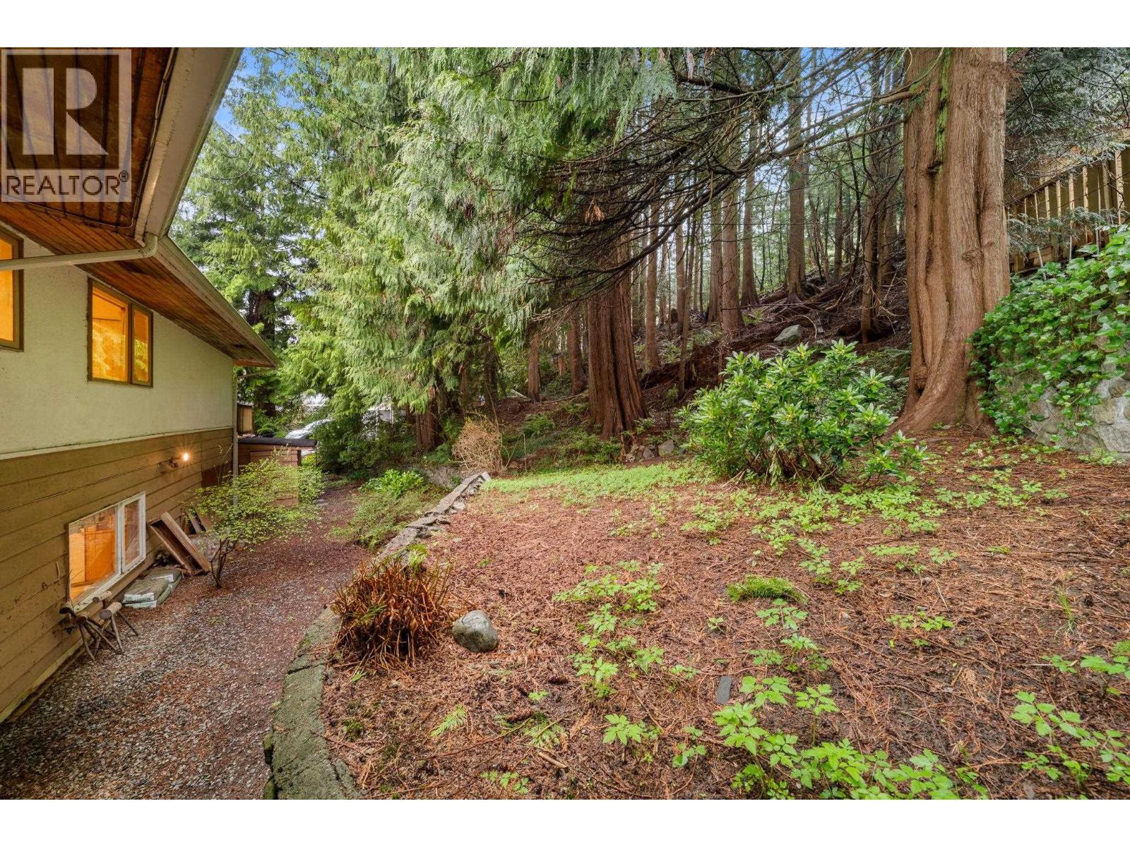 234 Rondoval Crescent, North Vancouver, British Columbia  V7N 2W7 - Photo 34 - R3112615