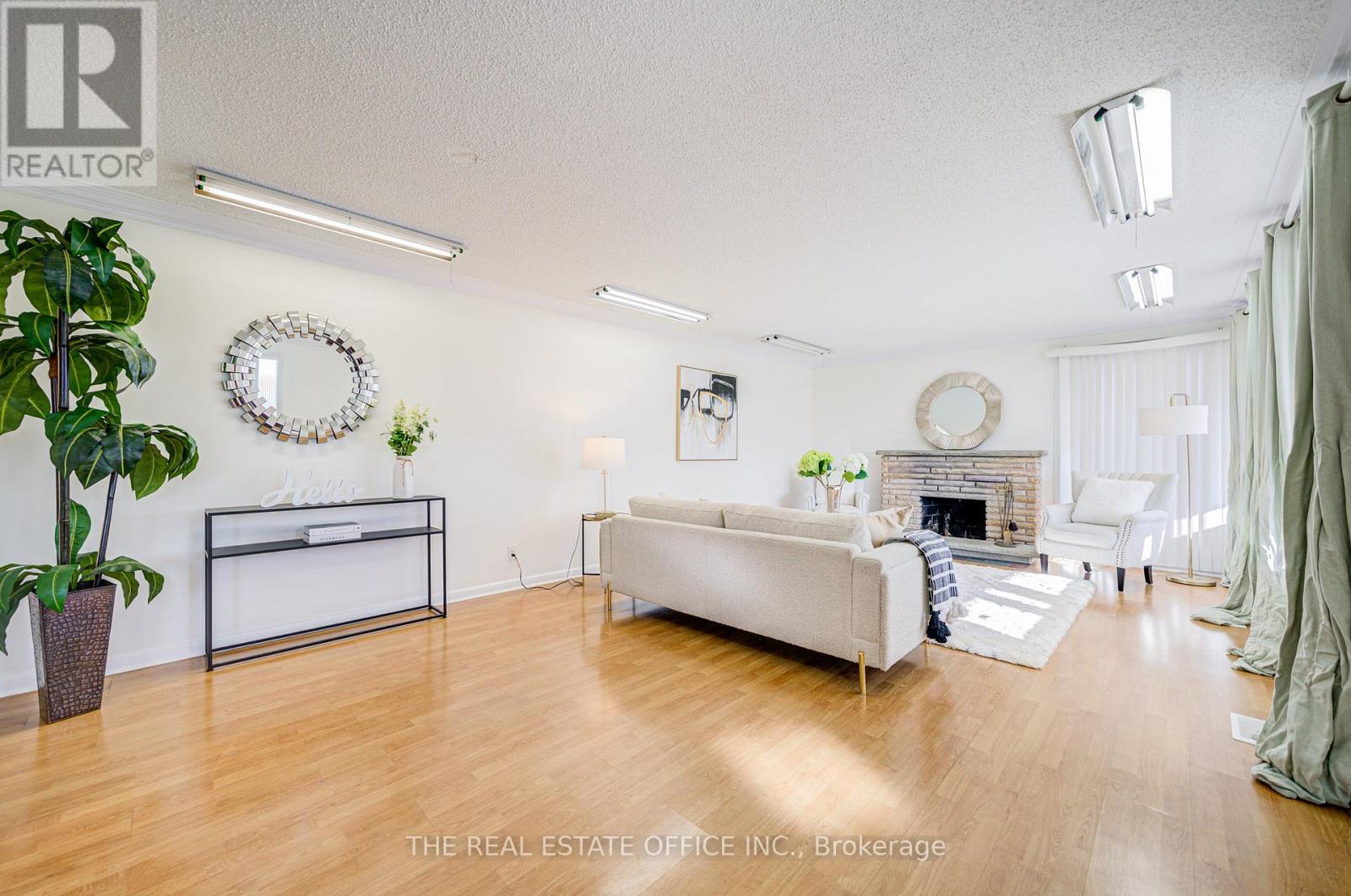 128 Fairglen Avenue, Toronto, Ontario  M1W 1A7 - Photo 4 - E13009994