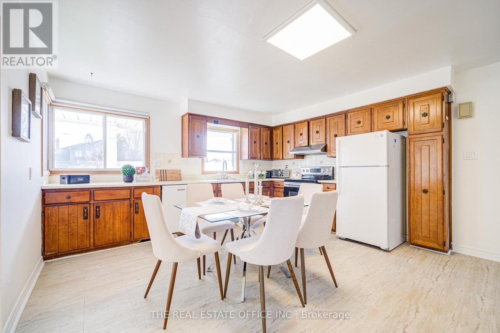 128 Fairglen Avenue, Toronto, Ontario  M1W 1A7 - Photo 9 - E13009994